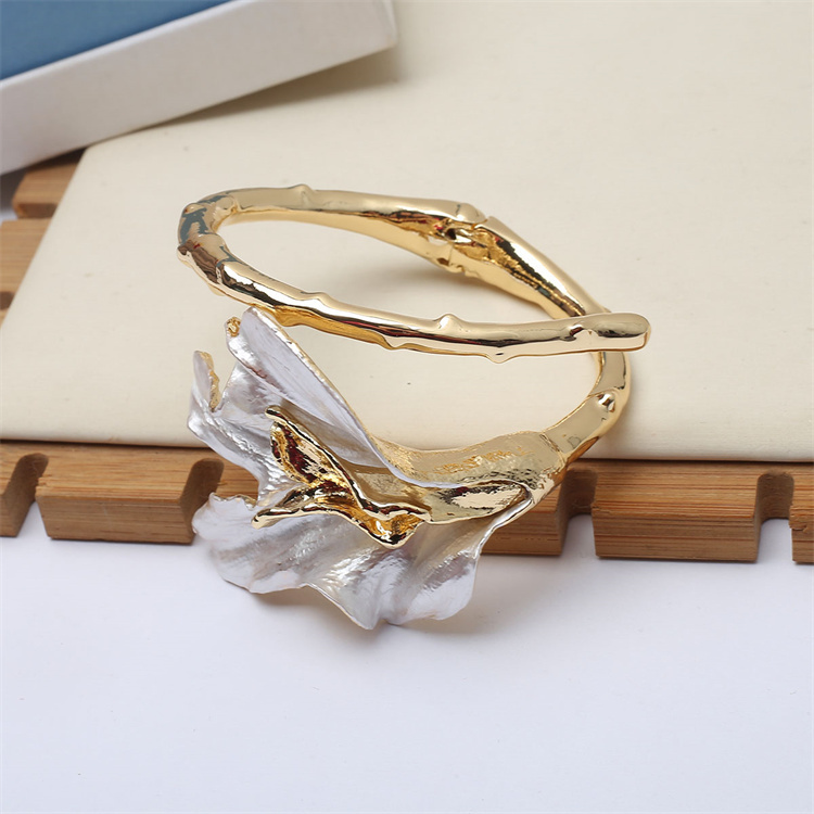 https://fulmo-img-server.com/bangledot/58a314b4-f8e9-4924-b9e6-15a6b80e79e8.jpg