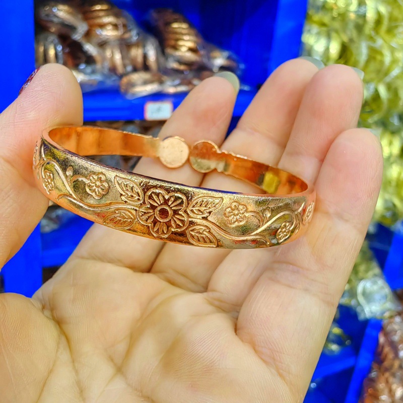 バングル 花唐草彫刻模様のひねり留め金バングル ゴールド|バングル