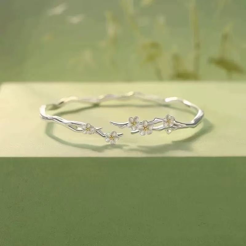 バングル 梅の花と枝をあしらったシルバーバングル