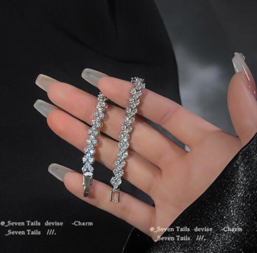https://fulmo-img-server.com/bangledot/702a13fd-c1ec-4cdc-b808-6b30773506c4.jpg
