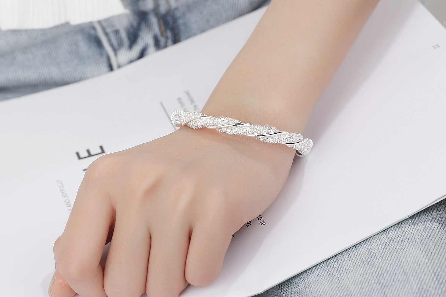 https://fulmo-img-server.com/bangledot/72fc5cb0-ec78-47c3-92c9-e72d4dbe0a1b.jpg