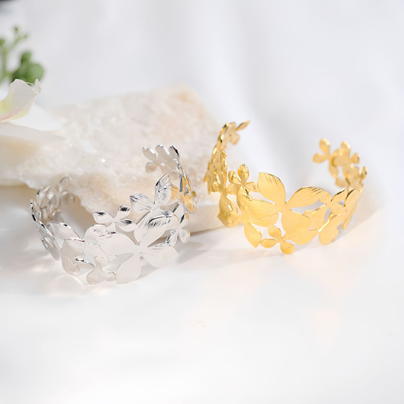 バングル 花と葉の透かし模様が美しいワイドバングル