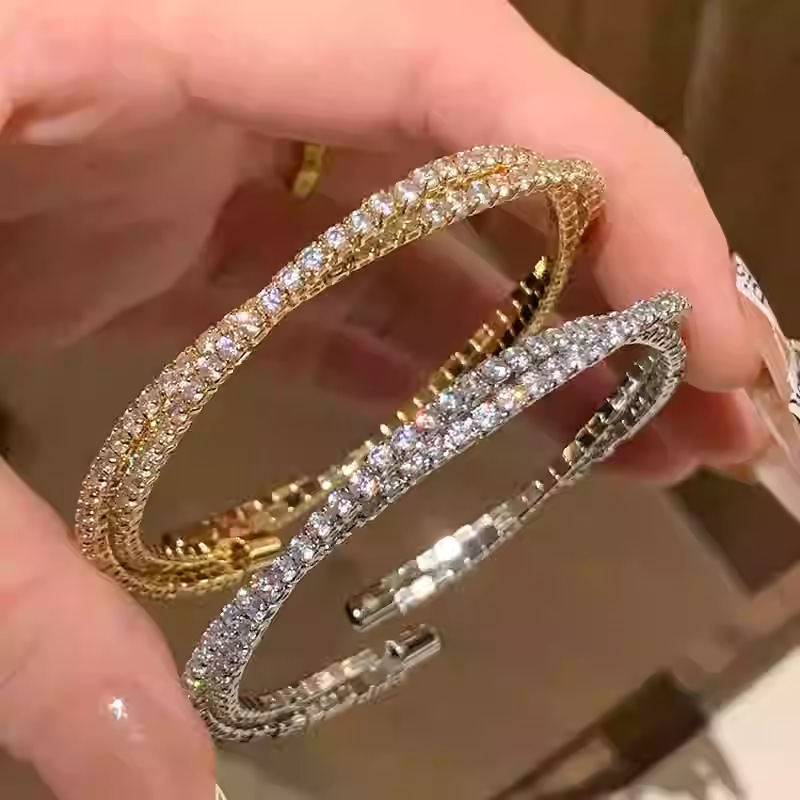 煌めく石連なるスリムラインバングル
