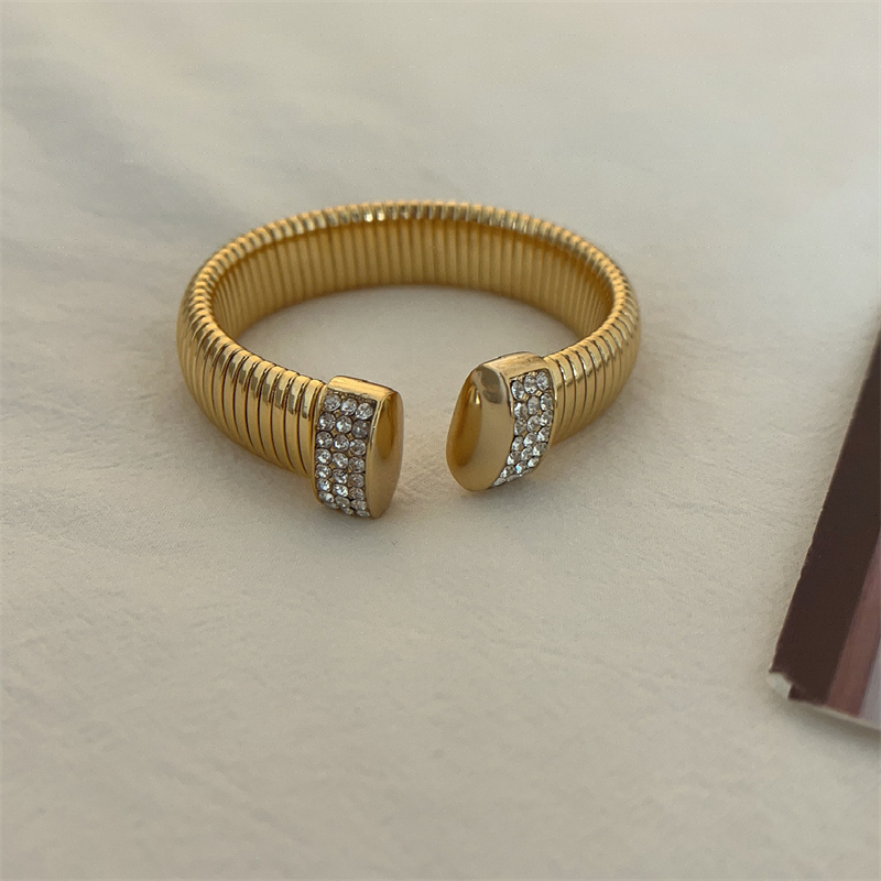 https://fulmo-img-server.com/bangledot/999a55cb-0c02-4a2d-b37c-9ca330442023.jpg