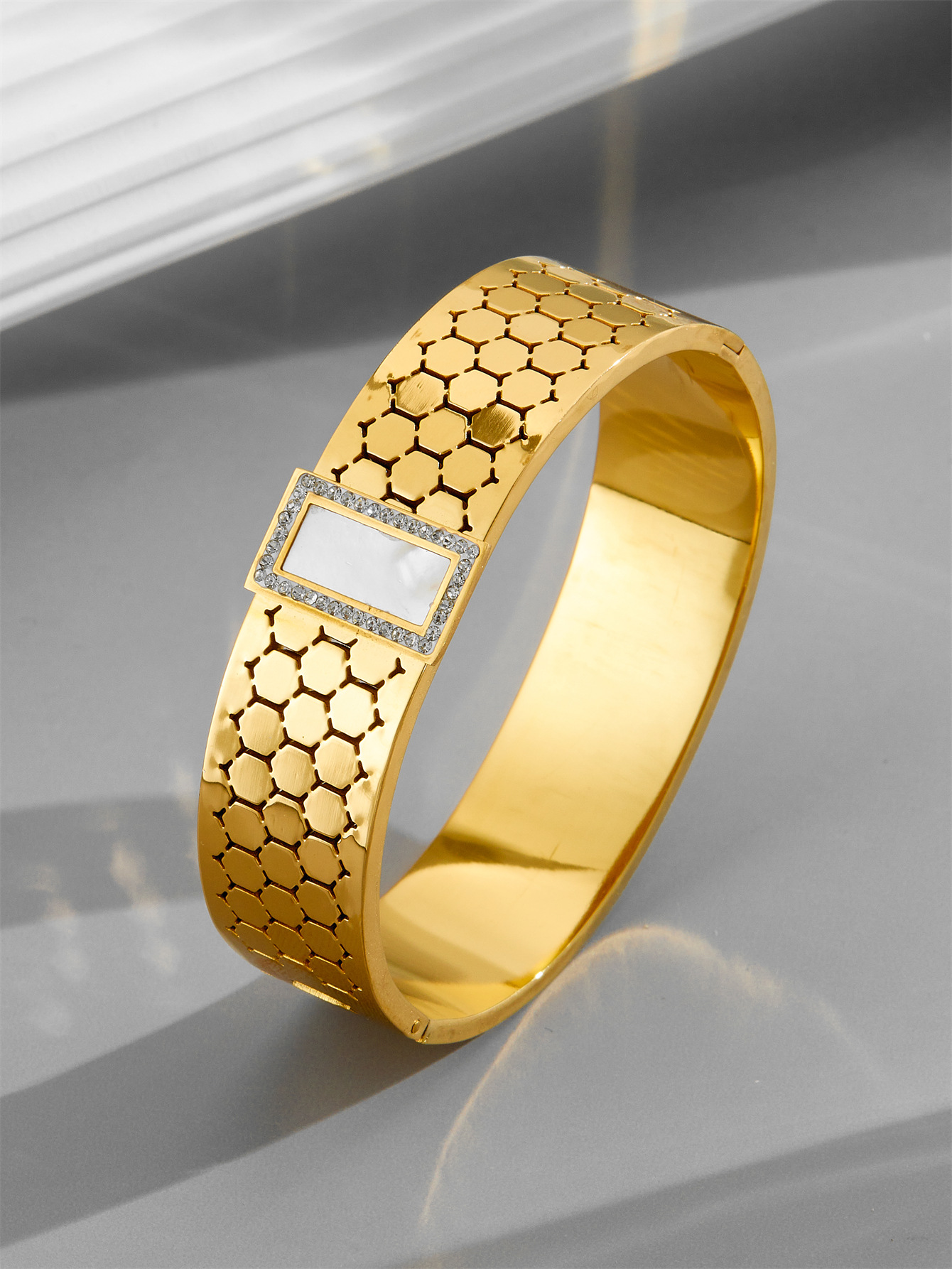 https://fulmo-img-server.com/bangledot/b49384df-adbd-4517-b818-cd84be78913d.jpg