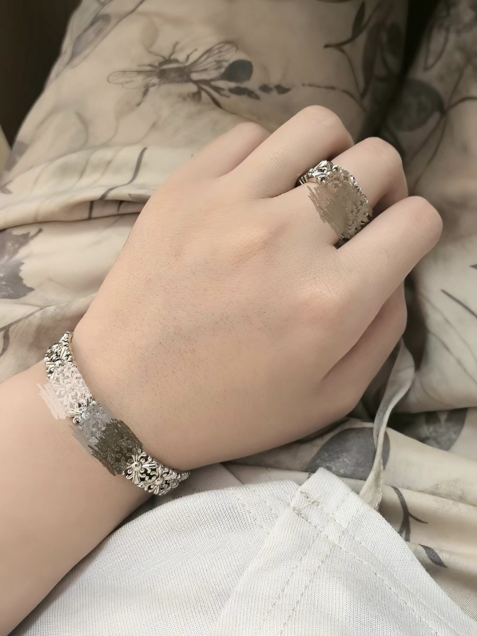 https://fulmo-img-server.com/bangledot/c08df714-dc96-4c00-a65f-915213ba06d0.jpg