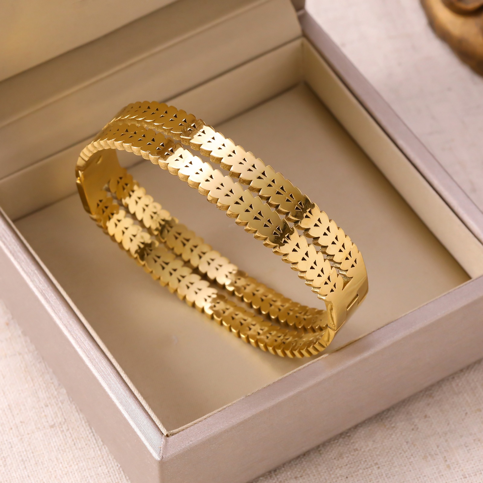 https://fulmo-img-server.com/bangledot/cd190bf1-6540-493c-aaaf-efabe2222021.jpg