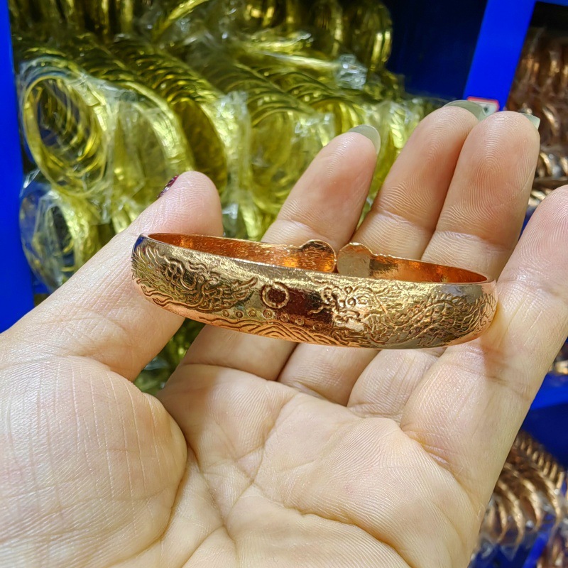 バングル 花唐草彫刻模様のひねり留め金バングル ゴールド|バングル