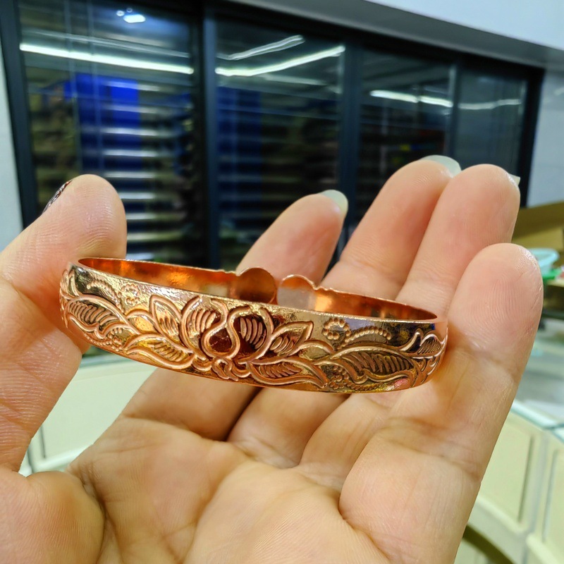 金彫りバングル バングル 花唐草彫刻模様のひねり留め金バングル ゴールド|バングル