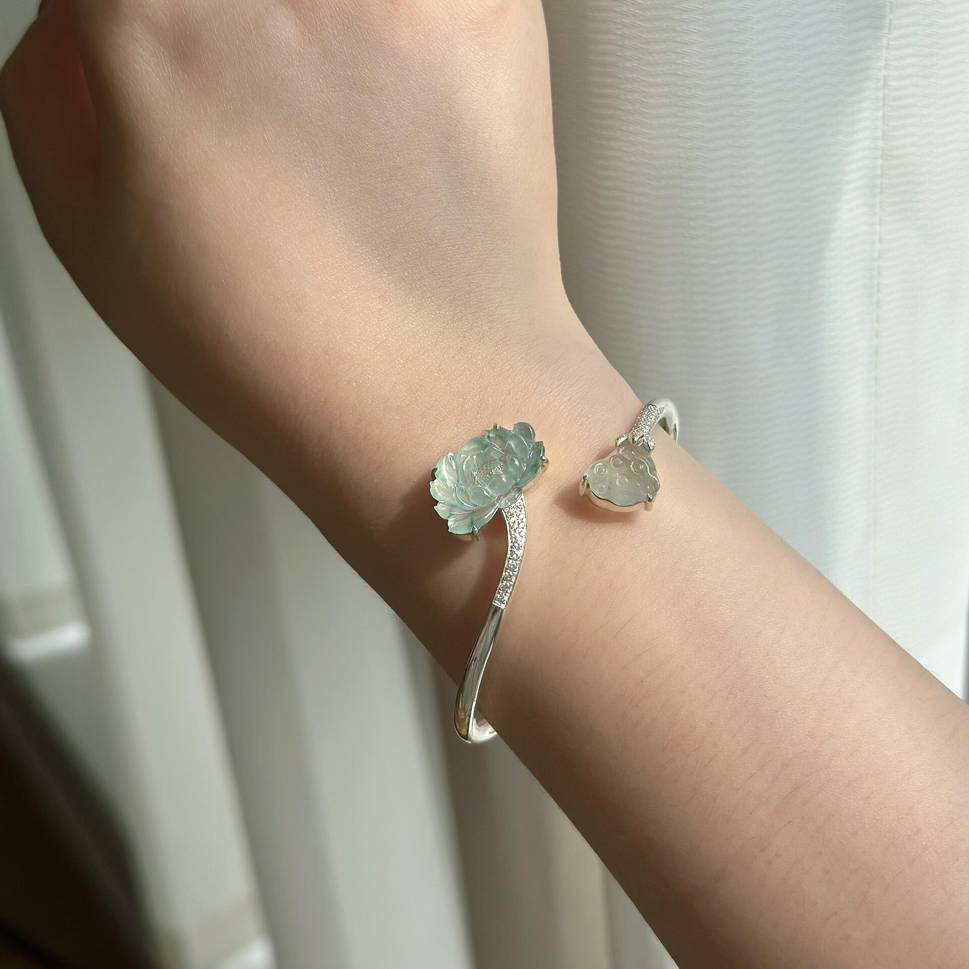 バングル 翡翠彫刻蓮花と蓮の実オープンバングル