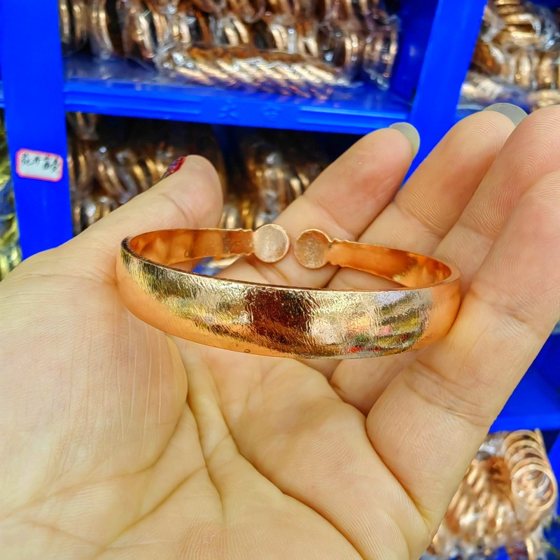 バングル 花唐草彫刻模様のひねり留め金バングル ゴールド|バングル