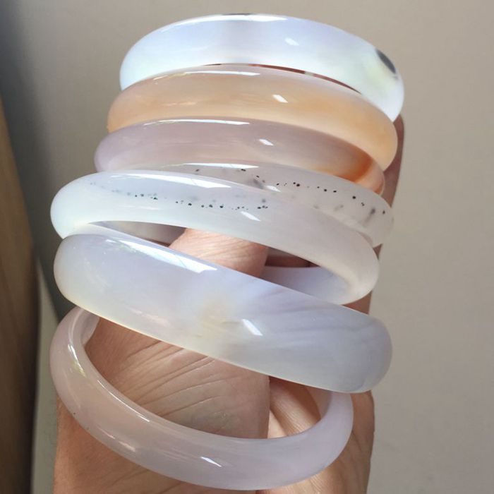 https://fulmo-img-server.com/bangledot/ee096860-08be-4d35-a30b-9d3c0ddcb248.jpg
