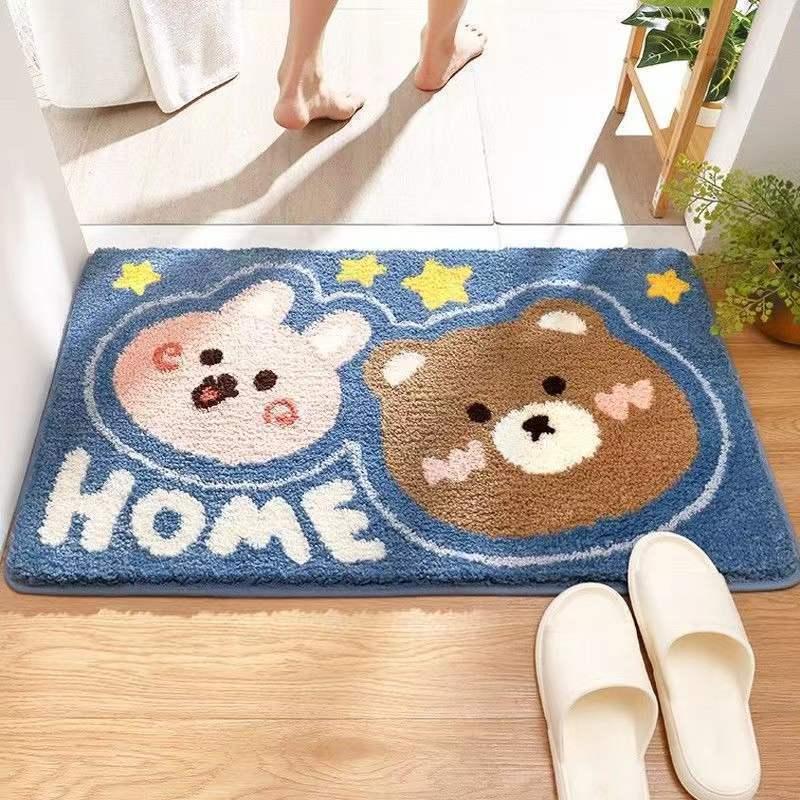 かえるとドット模様のバスマット
### ふわふわのポリエステル素材で、愛らしいカエルの顔が特徴のバスマット。白いドット模様が散りばめられ、可愛らしさを引き立てています。
吸水性に優れた機能性と、インテリアのアクセントにもなるデザイン性を兼ね備えています。