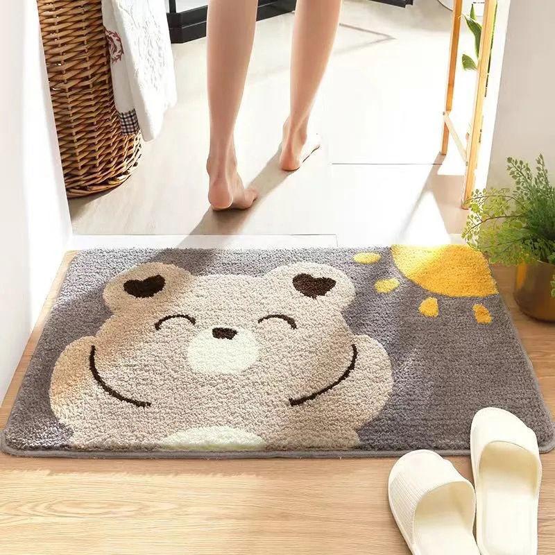 かえるとドット模様のバスマット
### ふわふわのポリエステル素材で、愛らしいカエルの顔が特徴のバスマット。白いドット模様が散りばめられ、可愛らしさを引き立てています。
吸水性に優れた機能性と、インテリアのアクセントにもなるデザイン性を兼ね備えています。