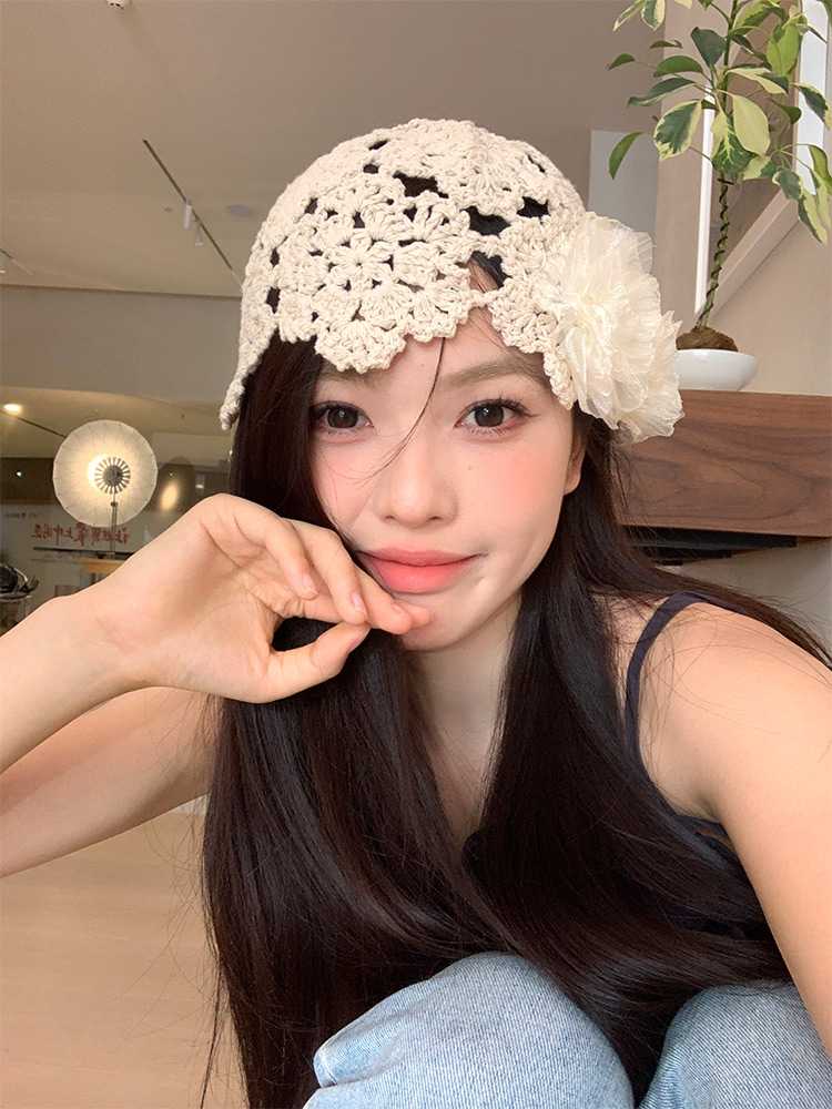 ビーニー 花飾り付きかぎ針編み帽子