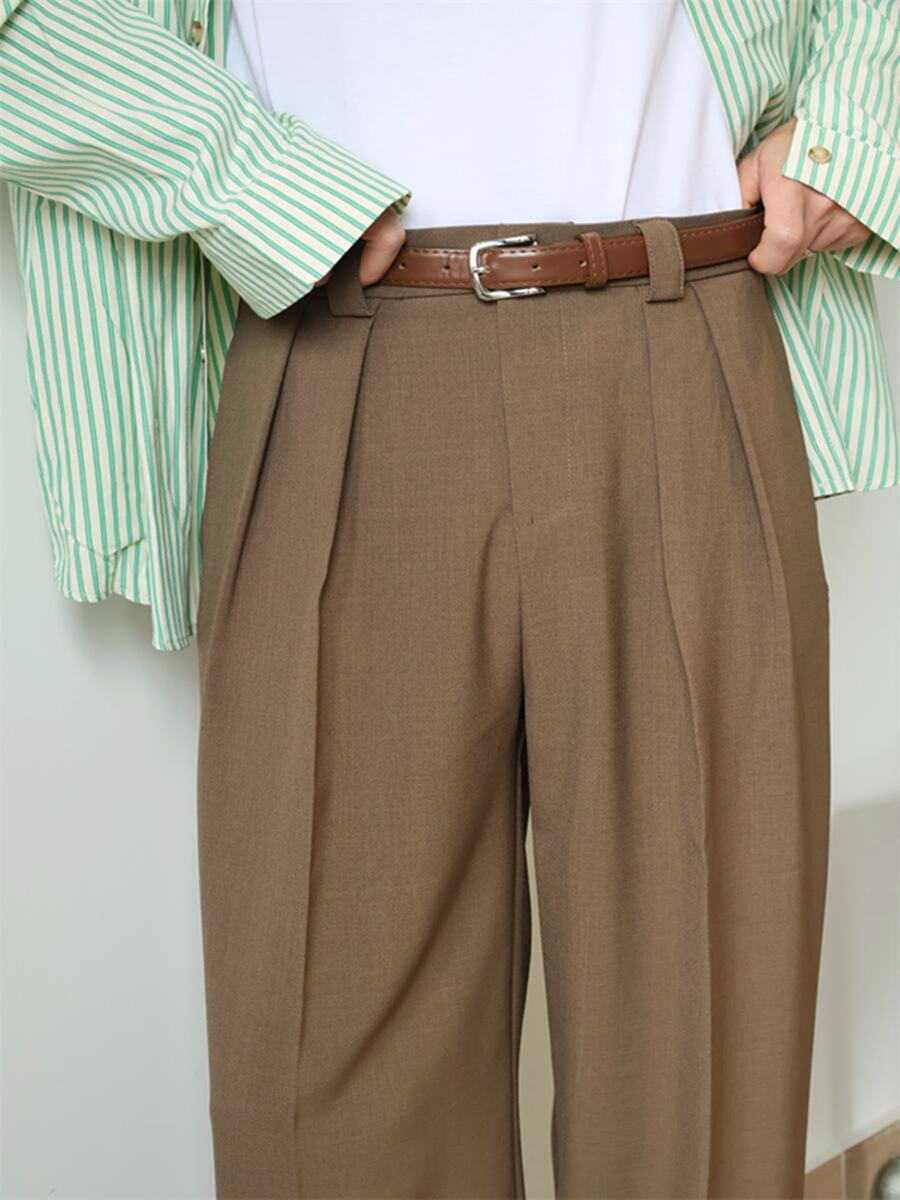 ベージュパンツ ゆったりタック入りワイドスラックス