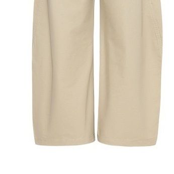 ベージュパンツ すっきりとした印象のゆったりパンツ