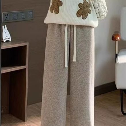 ベージュパンツ ふわもこ素材のリラックスワイドパンツ