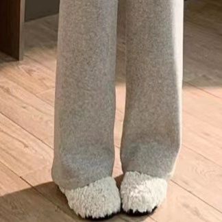 ベージュパンツ ふわもこ素材のリラックスワイドパンツ