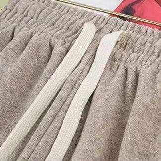 ベージュパンツ ふわもこ素材のリラックスワイドパンツ