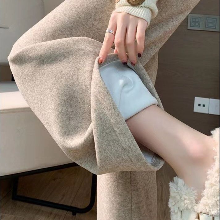 ベージュパンツ ふわもこ素材のリラックスワイドパンツ