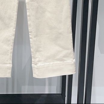 ベージュパンツ 上質素材のワイドポケットパンツ