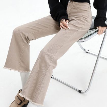 ベージュパンツ すっきりフレアデニムパンツ