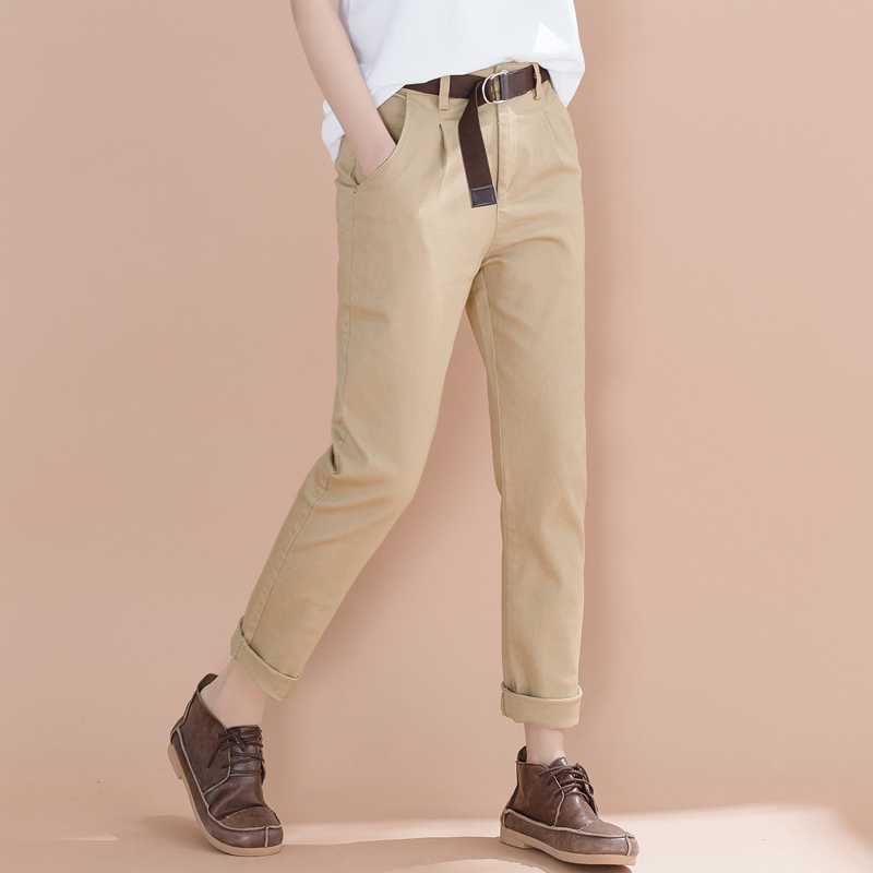 ベージュパンツ すっきりシルエットのタックパンツ