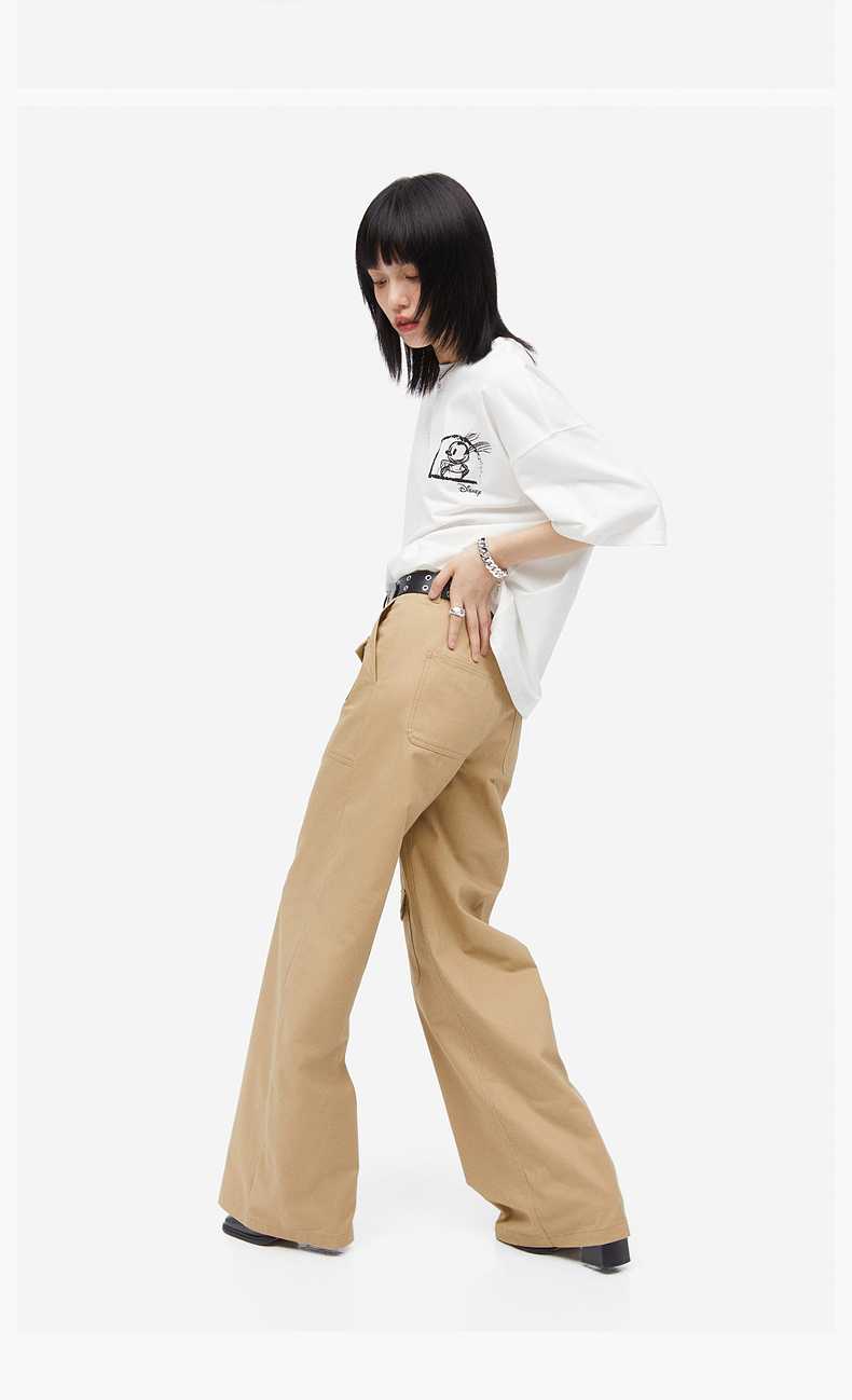 ベージュパンツ ゆったりカーゴフレアパンツ