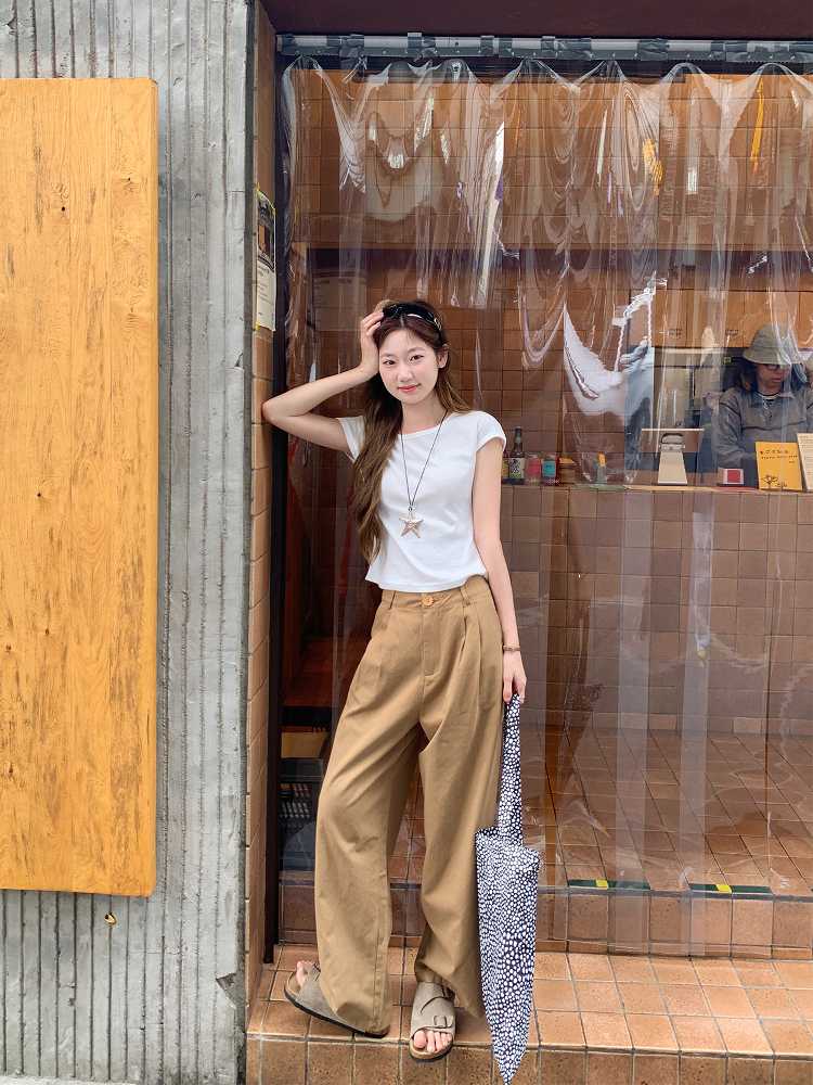 ベージュパンツ ゆったりワイドシルエットチノパン