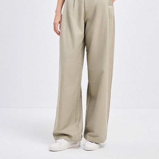 ベージュパンツ ワイドレッグタック入りセンタープレスパンツ