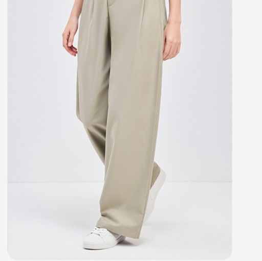 ベージュパンツ ワイドレッグタック入りセンタープレスパンツ