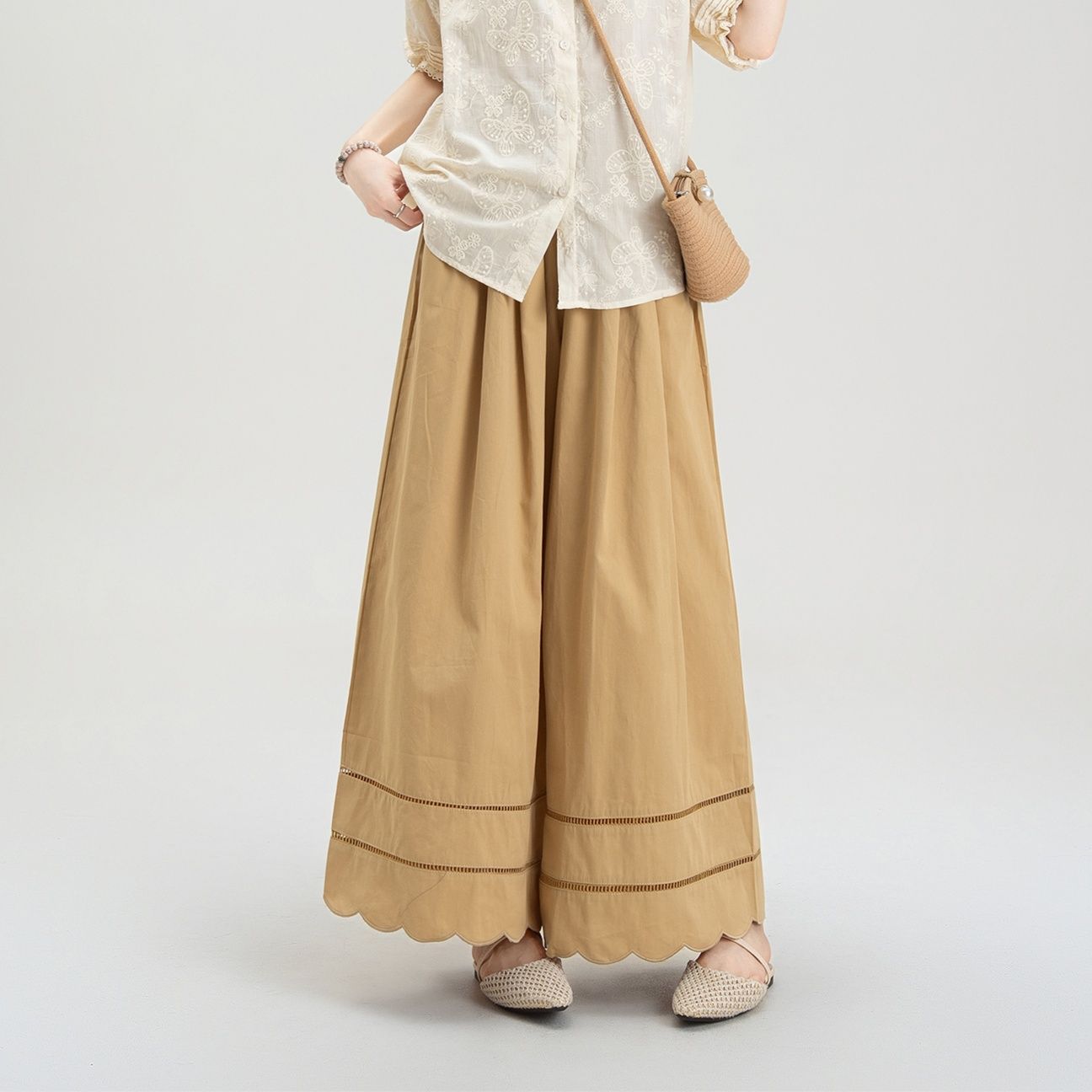 ベージュパンツ ふんわり裾デザインワイドパンツ