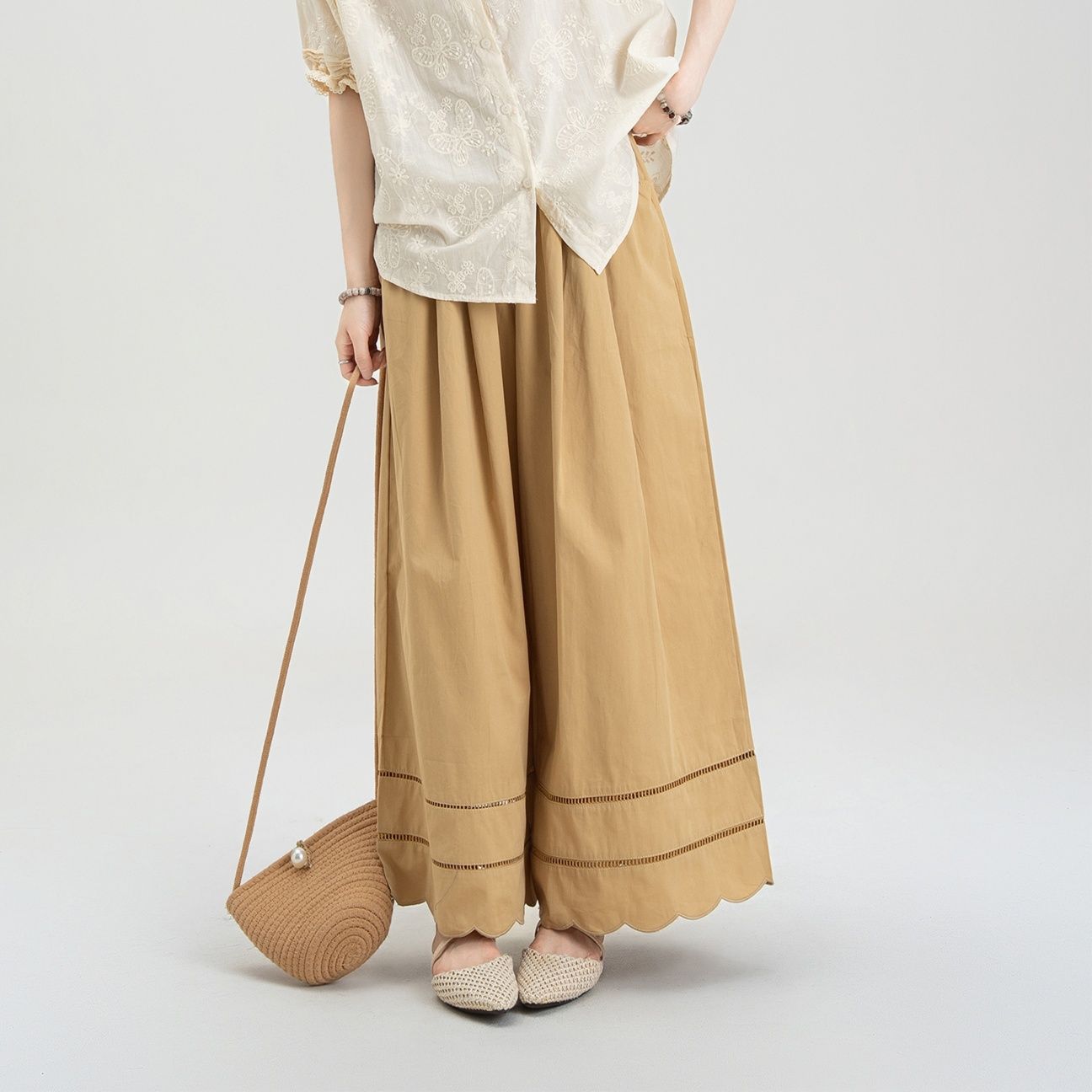 ベージュパンツ ふんわり裾デザインワイドパンツ