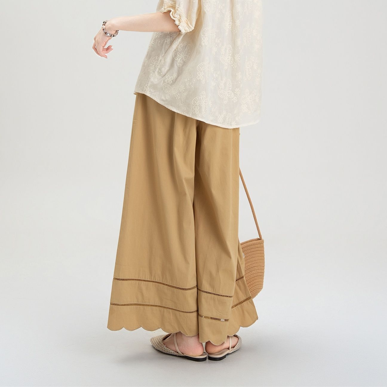 ベージュパンツ ふんわり裾デザインワイドパンツ