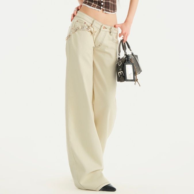 ベージュパンツ 緩やかなワイドシルエットパンツ