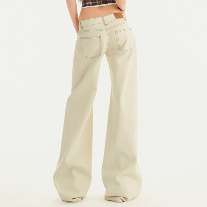 ベージュパンツ 緩やかなワイドシルエットパンツ