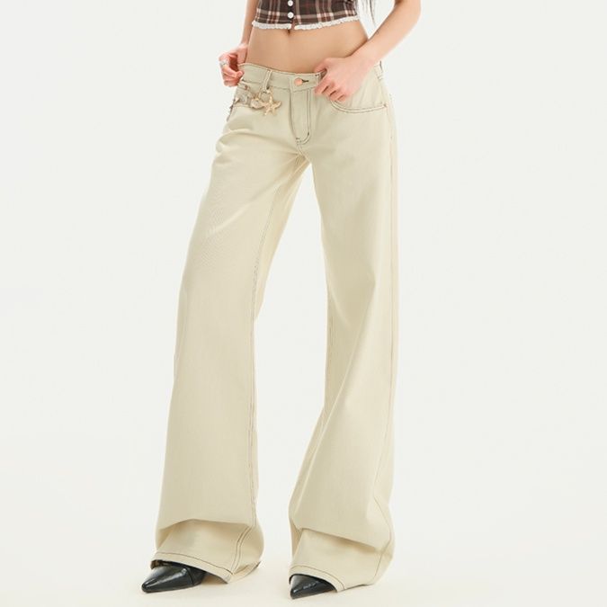 ベージュパンツ 緩やかなワイドシルエットパンツ