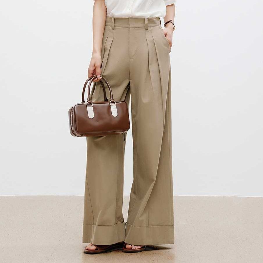 ベージュパンツ 上質タックデザイン ワイドパンツ