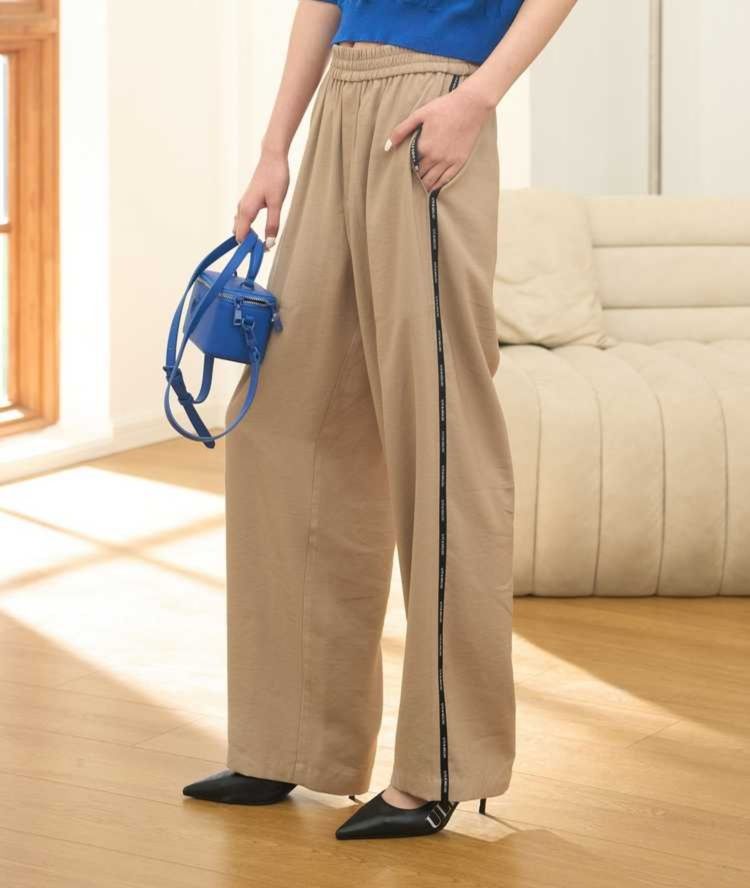 ベージュパンツ サイドライン入りワイドパンツ