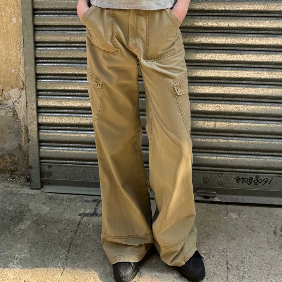 ベージュパンツ ゆったりワイドカーゴパンツ