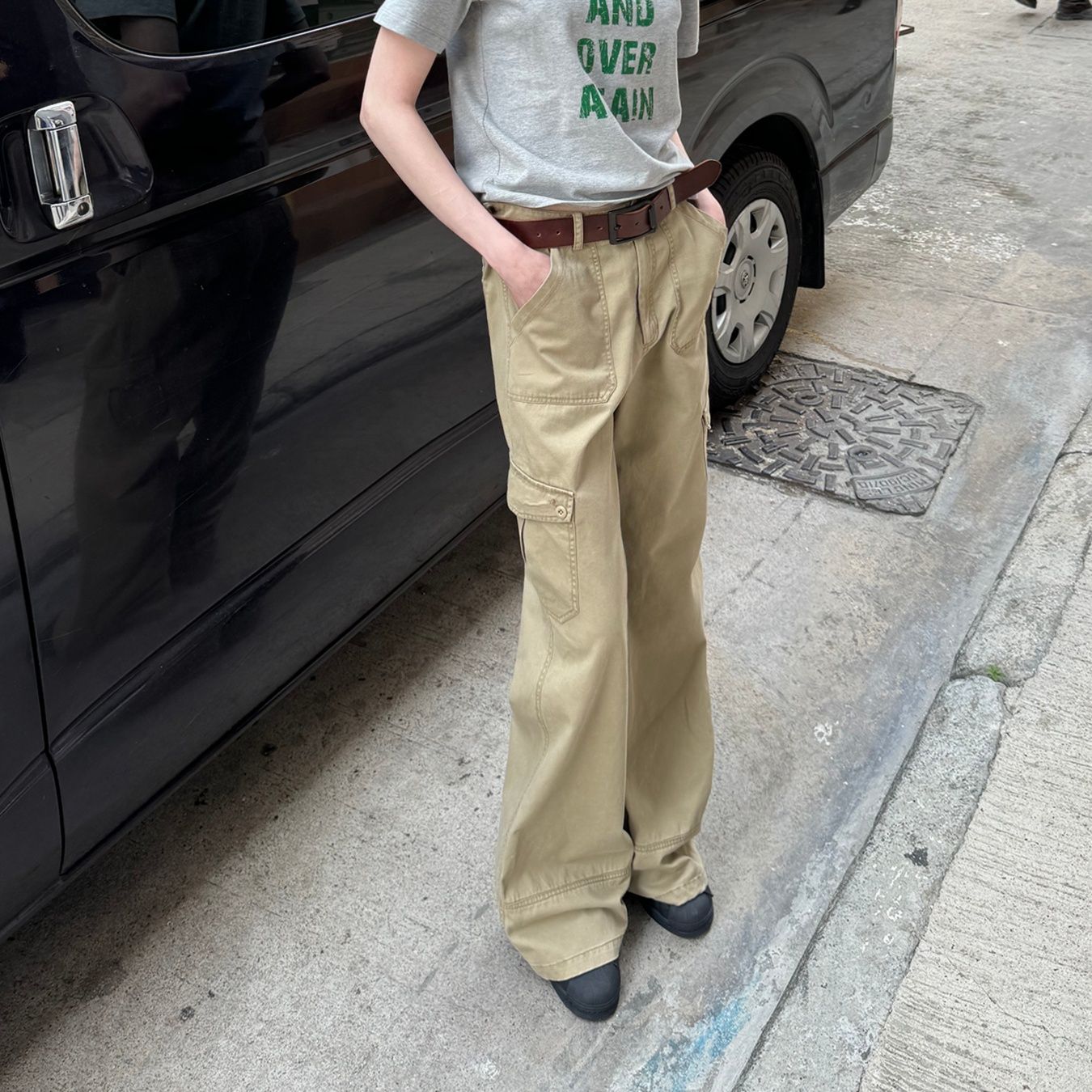 ベージュパンツ ゆったりワイドカーゴパンツ