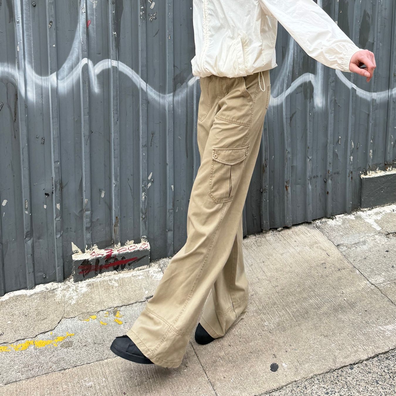 ベージュパンツ ゆったりワイドカーゴパンツ