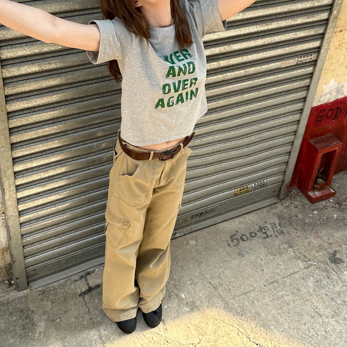 ベージュパンツ ゆったりワイドカーゴパンツ