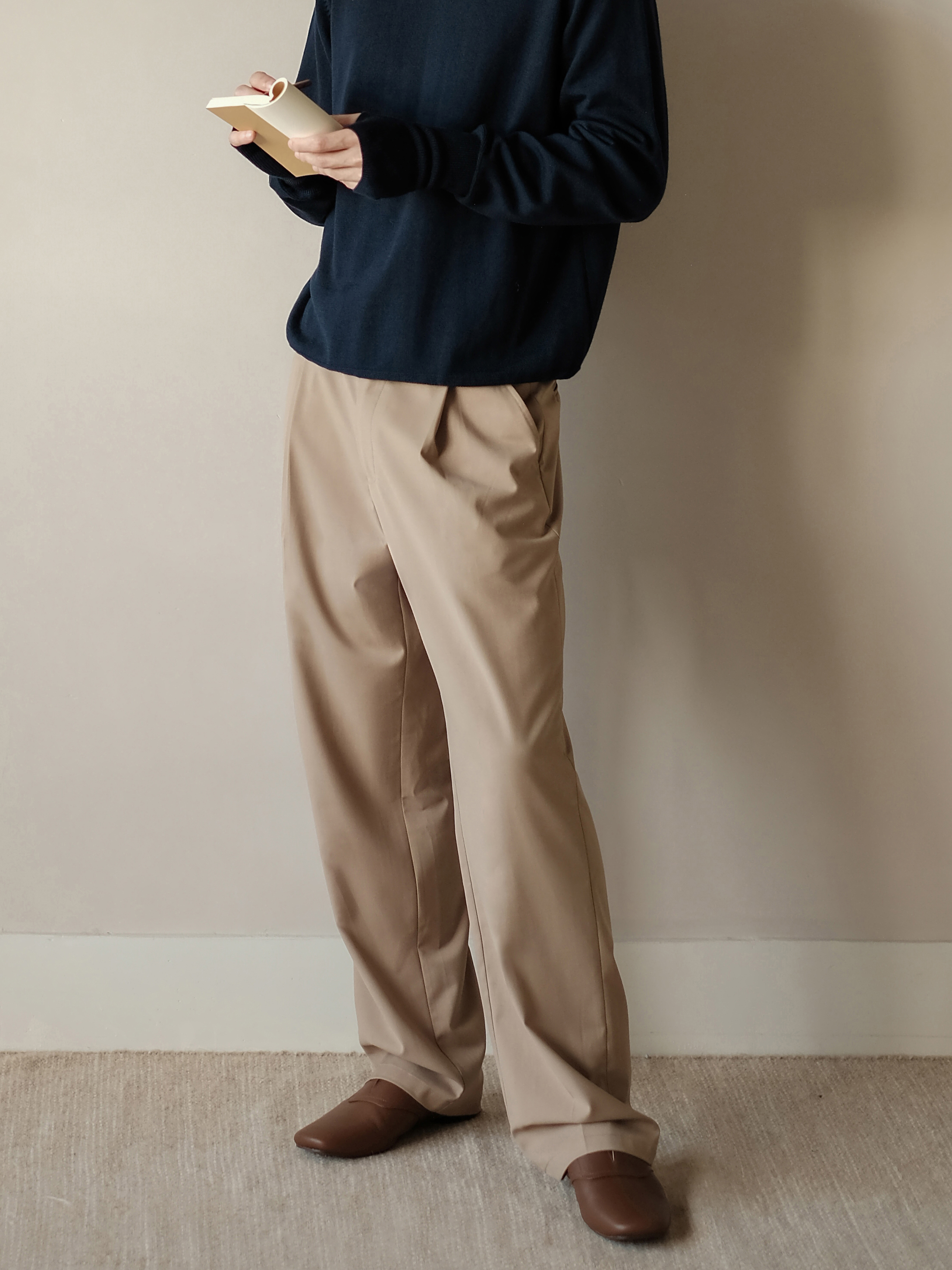 ベージュパンツ なめらか上質ワイドスラックス