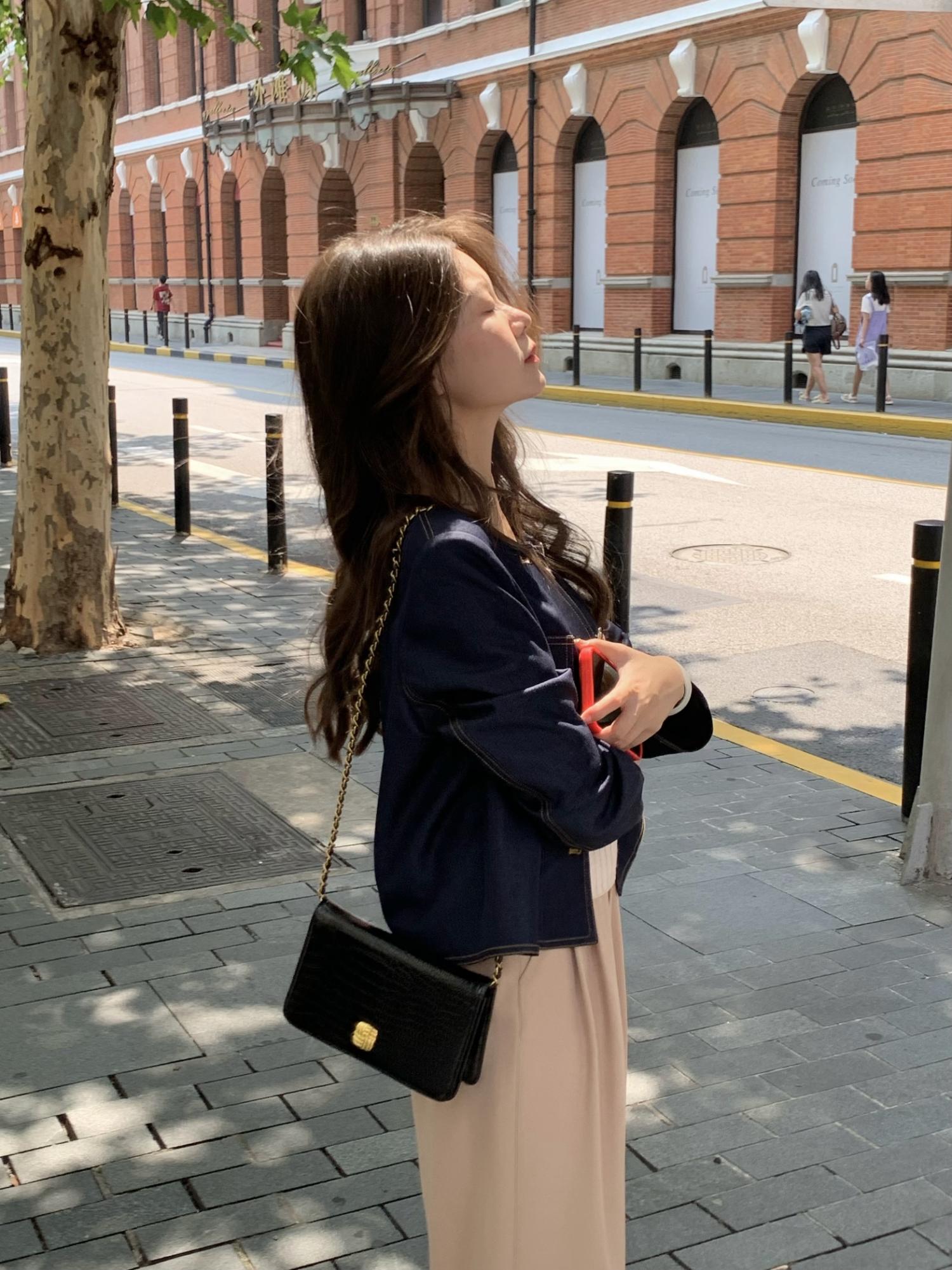 ベージュパンツ ゆとりある美シルエットパンツ