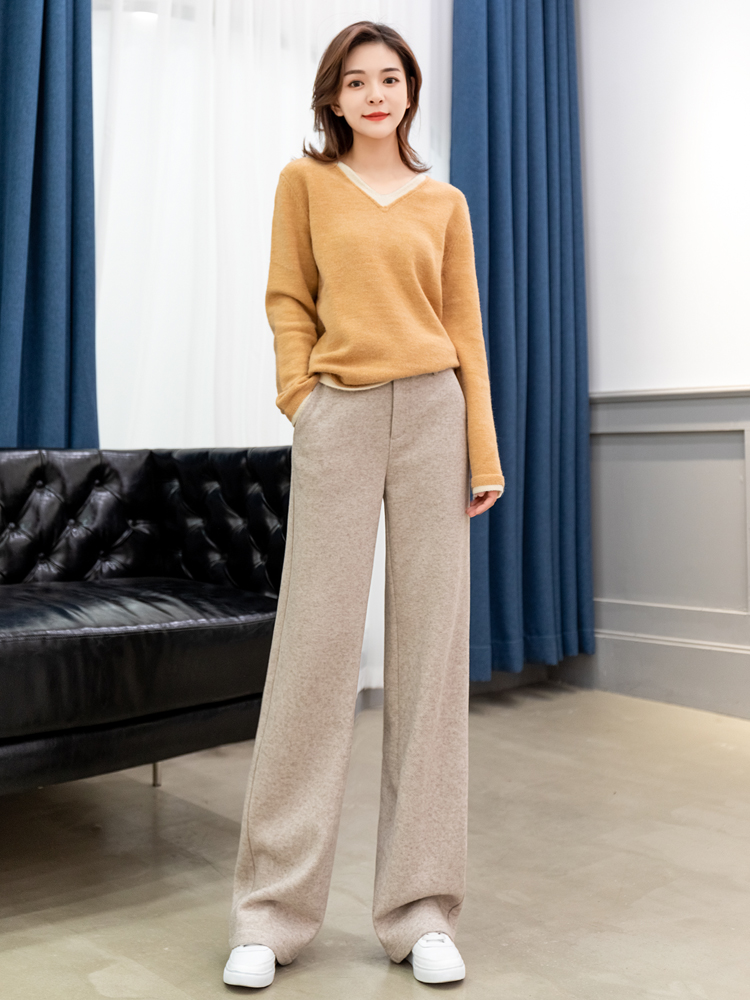 ベージュパンツ なめらか素材のワイドスラックス