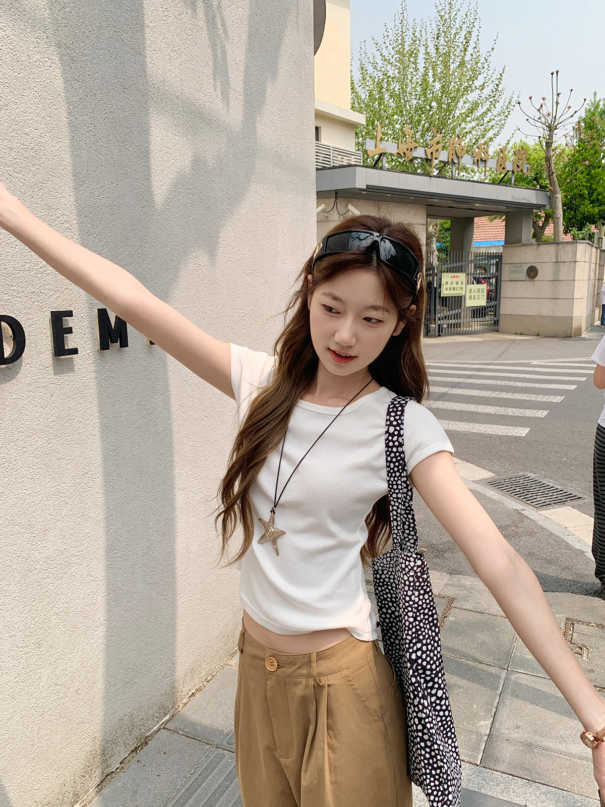 ベージュパンツ ゆったりワイドシルエットチノパン