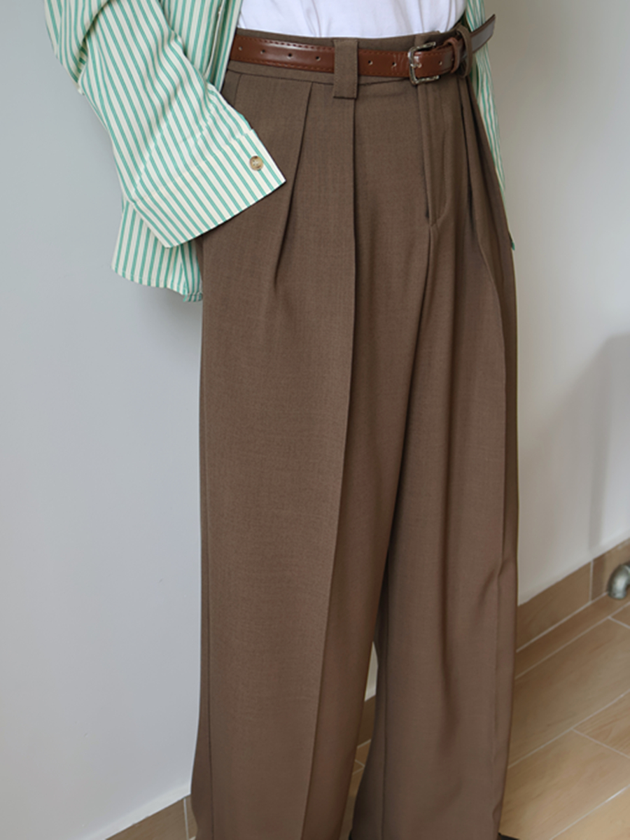 ベージュパンツ ゆったりタック入りワイドスラックス