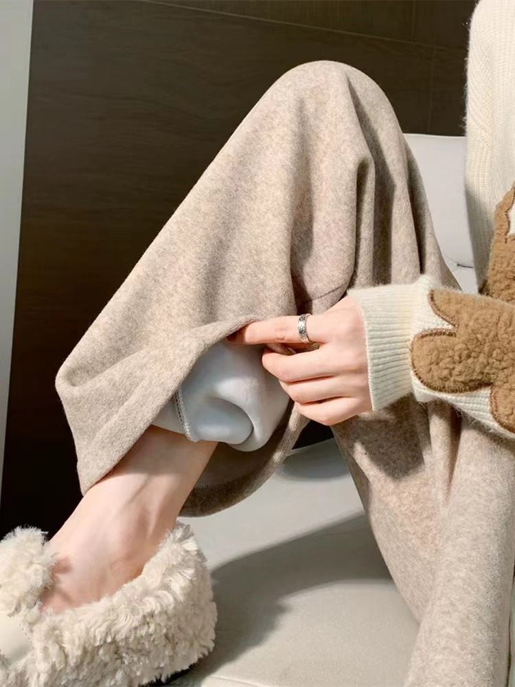 ベージュパンツ ふわもこ素材のリラックスワイドパンツ